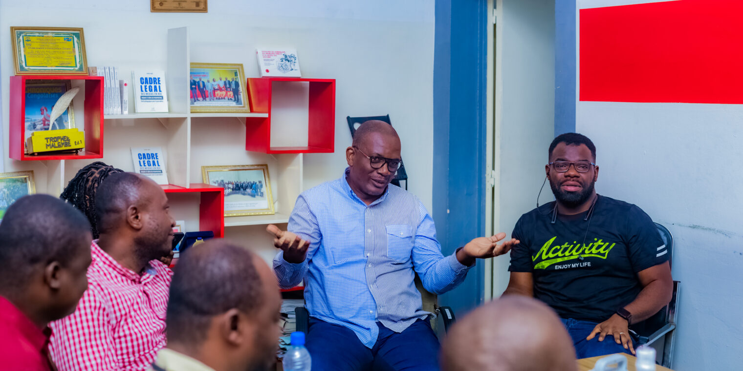 L’IA, opportunité ou menace pour le journalisme ? Un débat houleux au Book Club de Kinshasa News Lab